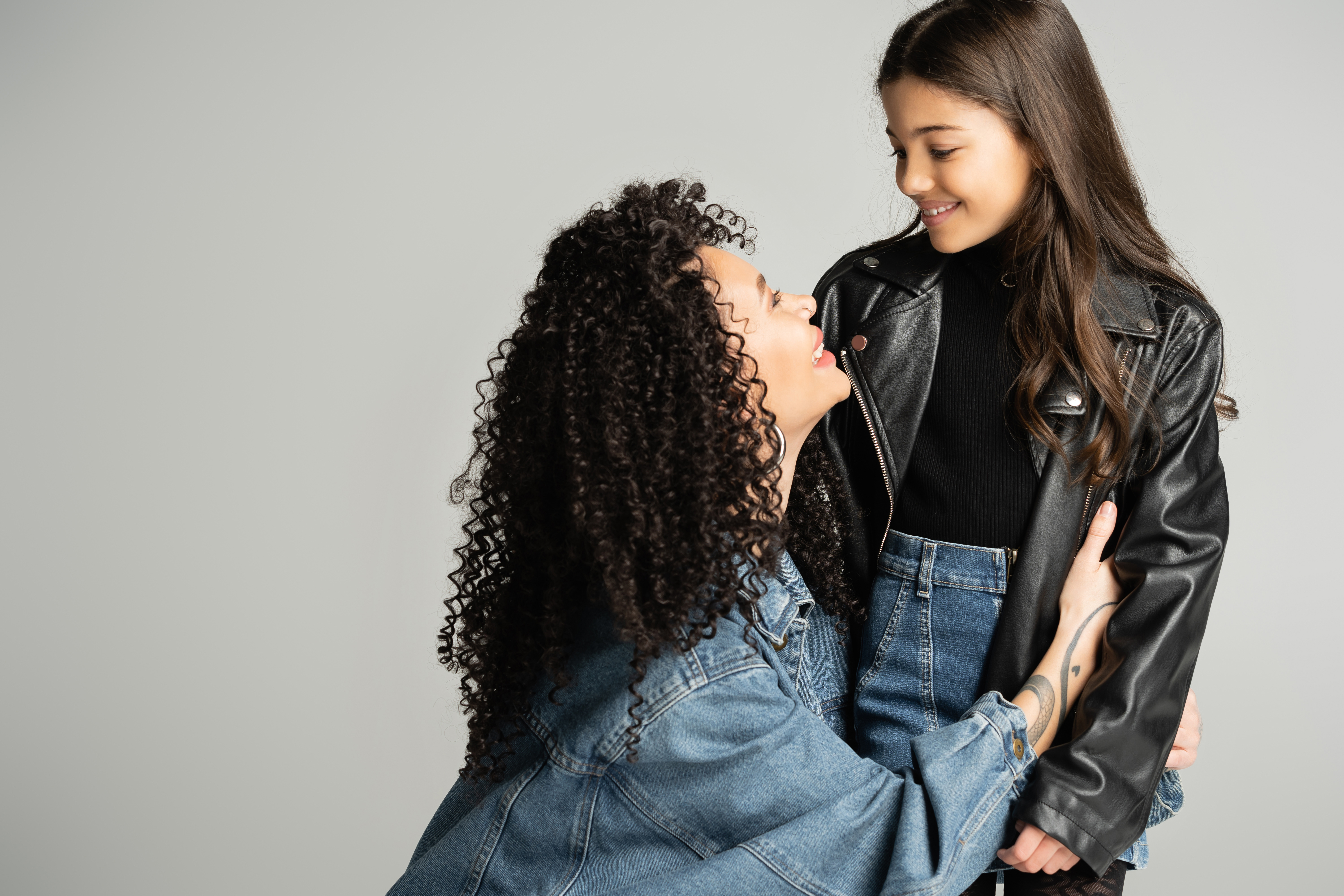 Une mère et sa fille habillée avec une veste en cuir noire
