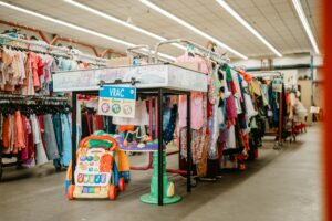 Rayons magasin de vêtements de seconde main