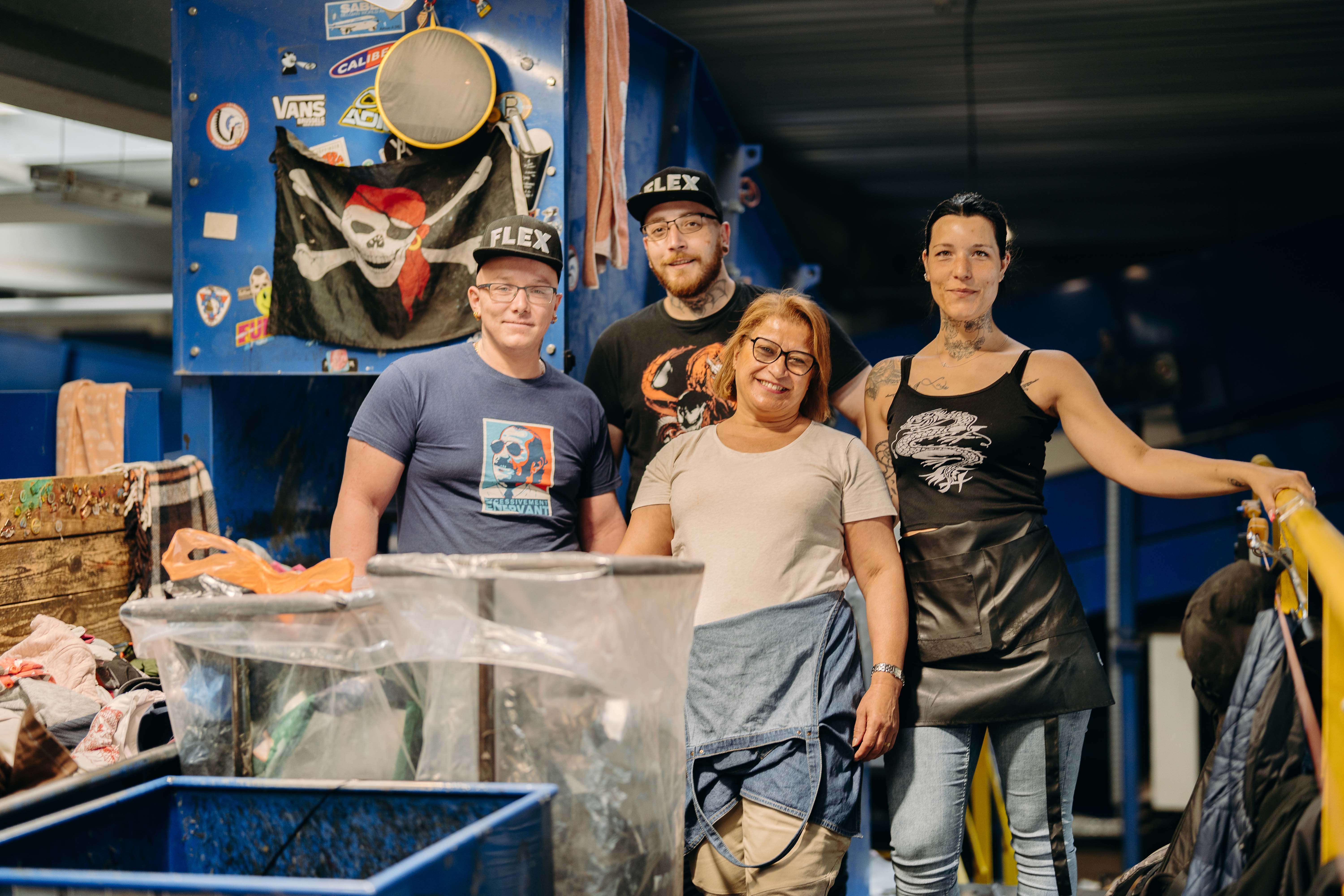 Personnes souriantes dans un centre de tri Terre ASBL