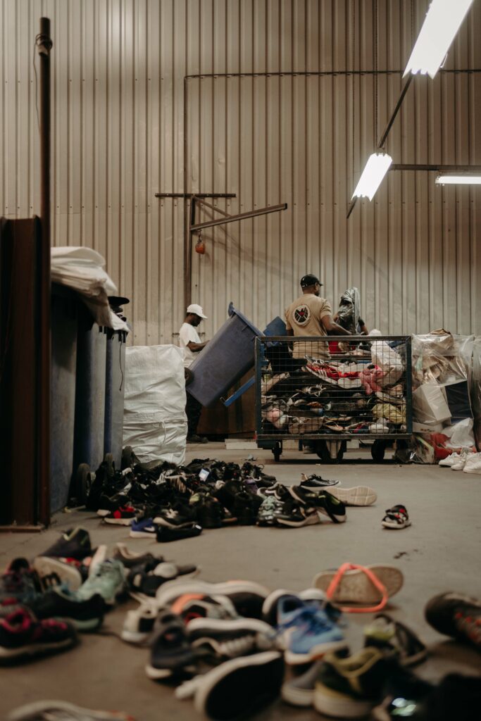 Des hommes travaillent dans un centre de tri de chaussures