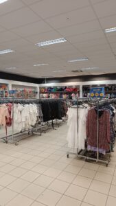 grand magasins de seconde main avec des tringles de vêtements